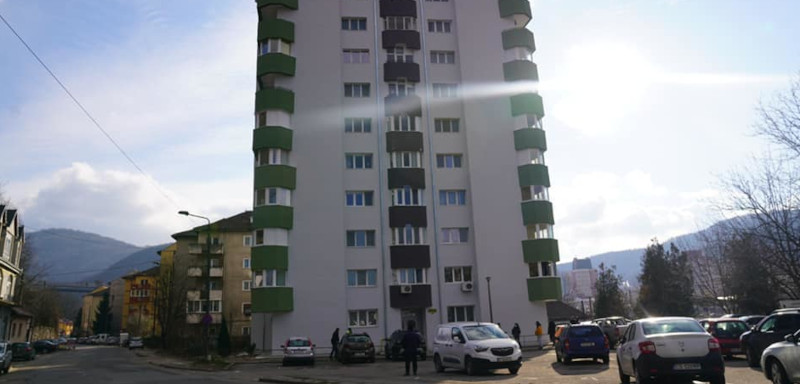 S-au finalizat lucrările de reabilitare termică la blocurile turn din zona centrală a Reșiței 1 bloc reabilitat