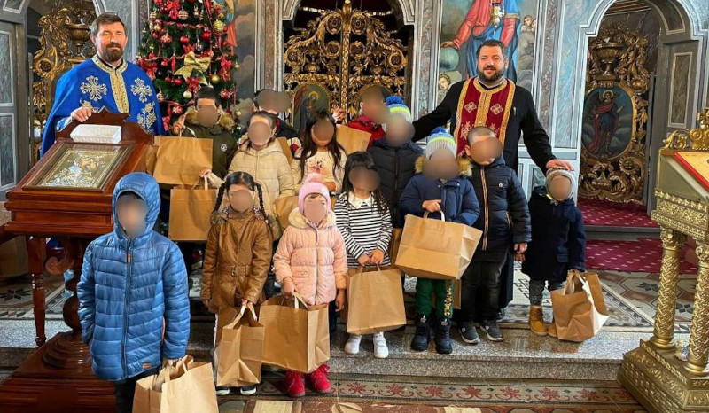 Peste 70 de perechi de ghete, haine și dulciuri au fost împărțite copiilor din Moldova Nouă