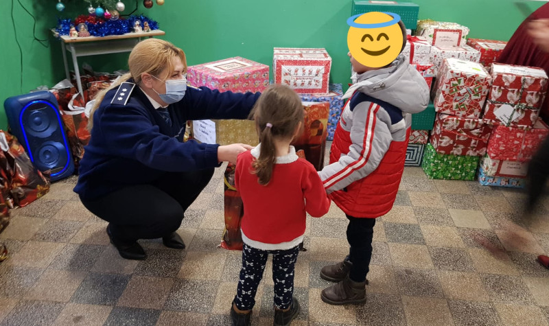 Cadouri și surprize pentru copiii din cadrul programului after-school al Asociației Il Giocattolo din Anina 1 copii il cigotollo