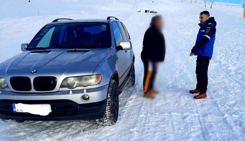 Tupeu maxim, două persoane au intrat cu mașinile pe pârtia de schi „Borlova“ de pe Muntele Mic 1 jandarmi mopntani amenda