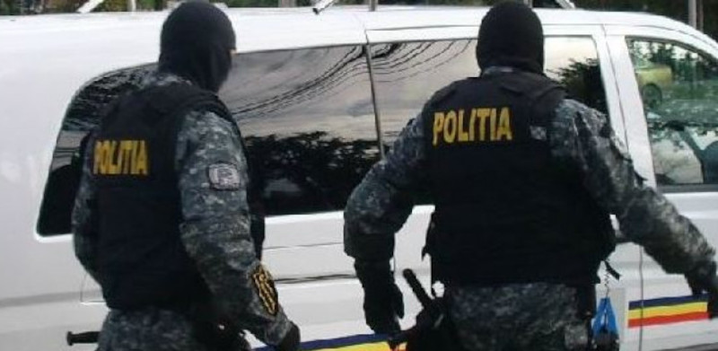 Trei mandate de percheziție domiciliară, emise de Tribunalul Caraș-Severin, într-un dosar penal privind săvârșirea infracțiunii de evaziune fiscală 1 mascati