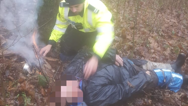 Un bărbat de 60 de ani a fost salvat de poliţiştii din Bocşa după ce a căzut într-o râpă