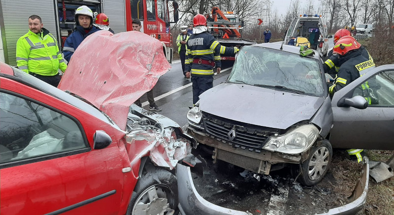 Două persoane au ajuns la spital după ce au fost implicate într-un accident rutier produs între Reșița și Caransebeș 1 accident 2022 caransebes