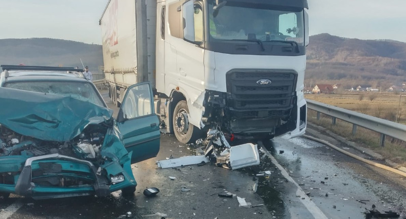 Circulație îngreunată pe centura Caransebeșului în urma unui accident dintre un autoturism și un autotren 1 accident 2022
