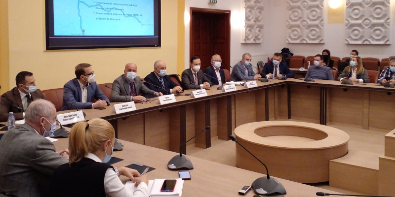 Șefii administrațiilor locale și județene din Caraș-Severin și Timiș au semnat contractul pentru modernizarea căii ferate Reșița-Timișoara 1 cj train tram