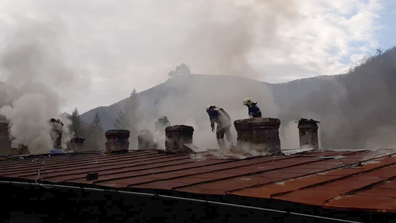 Incendiu la Vila Casino din Băile Herculane. A fost solicitat ajutorul pompierilor din Mehedinți
