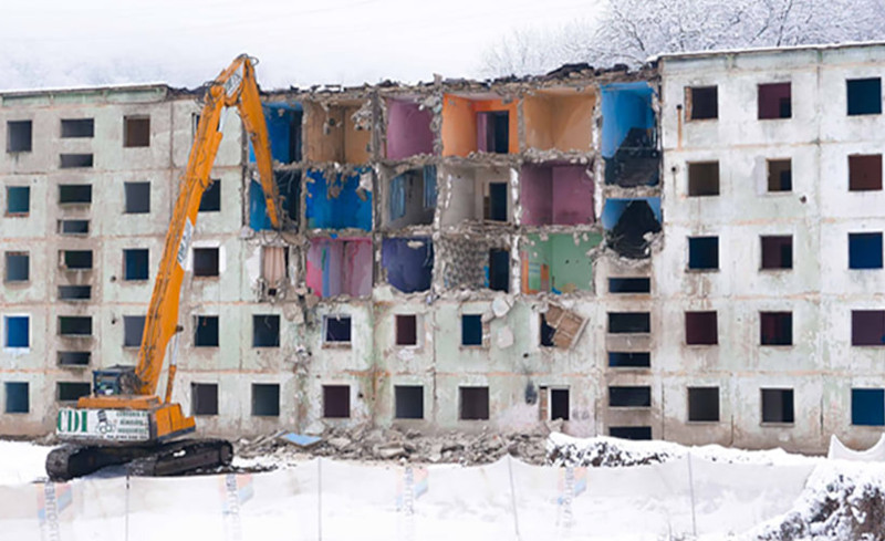 Au început lucrările de demolare a căminului din zona Mociur 1 mociur demolare