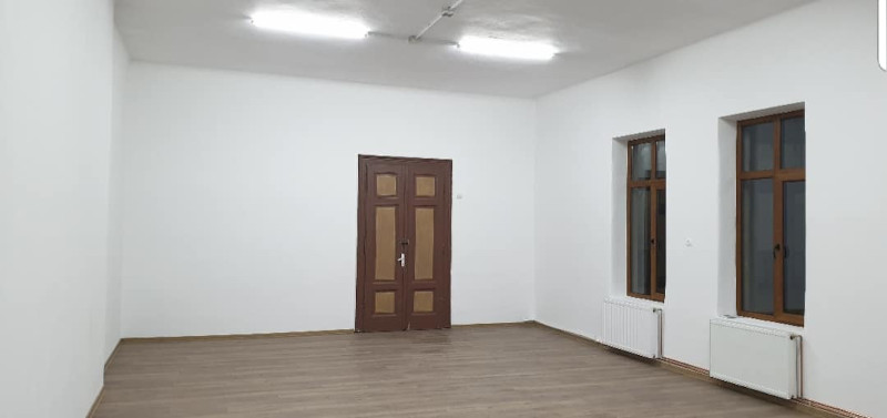 Au fost finalizate lucrările de renovare a sălii multifuncționale din cadrul Casei de Cultură Anina 1 sala casa de cultura anina