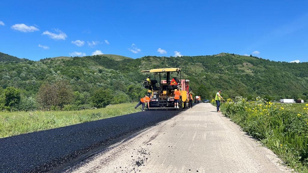 Continuă lucrările de asfaltare pe DJ 608 Plugova (DN 6) Globurău – Costiş – Borugi – Cornereva - Obiţa- Rusca (DN6) 1 drum rusca