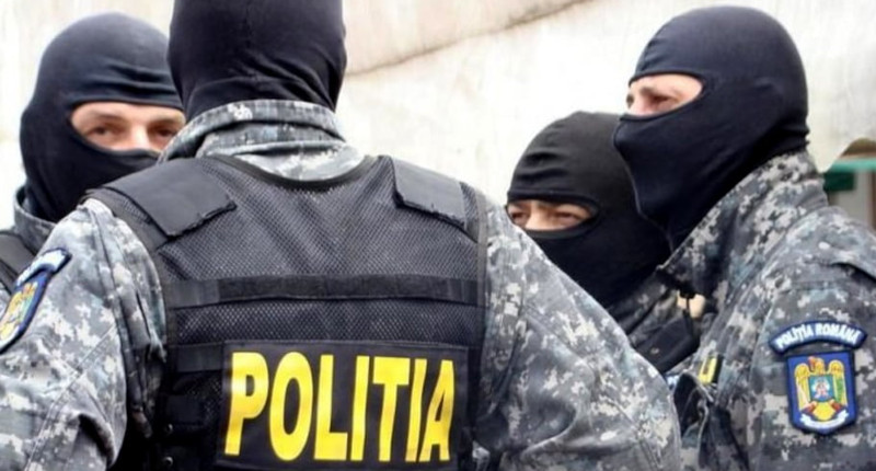 Percheziții în Caraș-Severin într-un dosar privind traficul de migranți și droguri de risc și de mare risc 1 mascati politie SAS trupe speciale