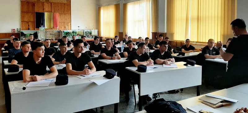 34 de tineri s-au alăturat astăzi pompierilor cărășeni 1 pompieri elevi
