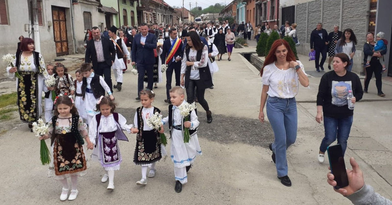 Peste 2.000 de oameni au petrecut la Sărbătoarea Narciselor de la Zerveşti! 1 sarbatoarea_narciselor