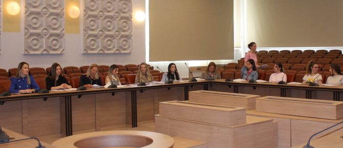 Reprezentanții județului Caraș-Severin, față în față cu studenții reșițeni 1 studenți cj