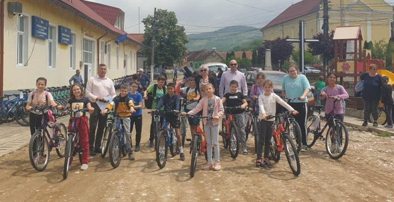 Copiii din Ciclova au primit biciclete și trotinete din partea administrației locale 1 ciclova biciclete