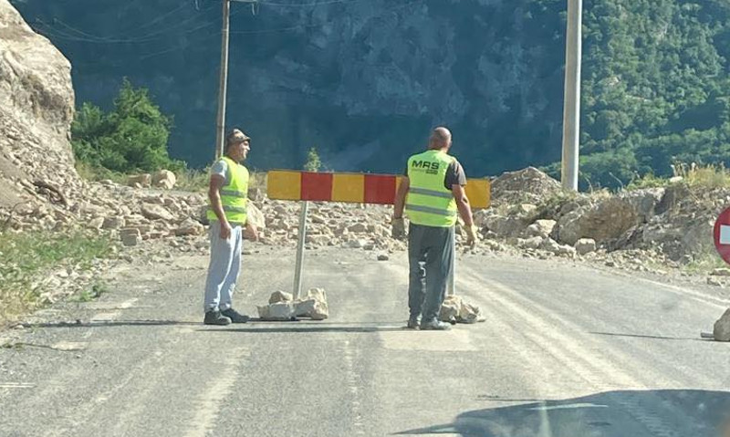 Se redeschide circulaţia pe DN57, în zona localităţii Cozla 1 drum inchis