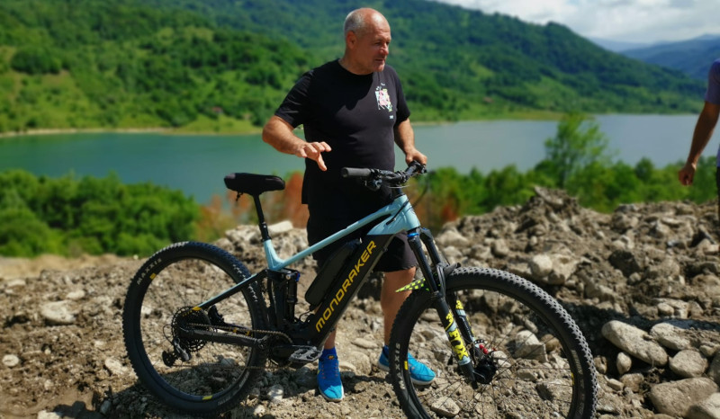 Romeo Dunca face o nouă inspecţie pe bicicletă, de această dată pe drumul județean Prislop-Semenic 1 dunca bicicleta 1
