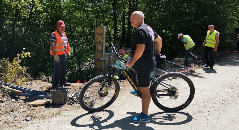 Romeo Dunca, în inspecție pe DJ 608, pe bicicletă 1 dunca cu bicicleta