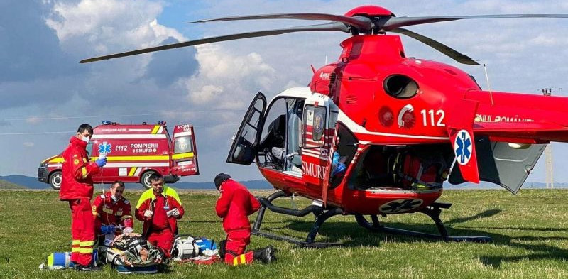Patru persoane accidentate pe munte au fost salvate cu ajutorul elicopterului SMURD Caransebeș 1 elicopter smurd