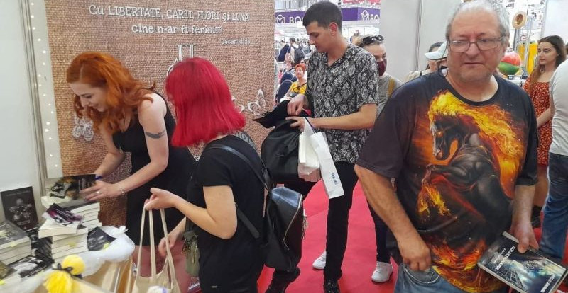 Tânăra scriitoare Lavinia Călina din Caransebeş şi-a lansat cărţile la Bookfest 1 lavinia calina