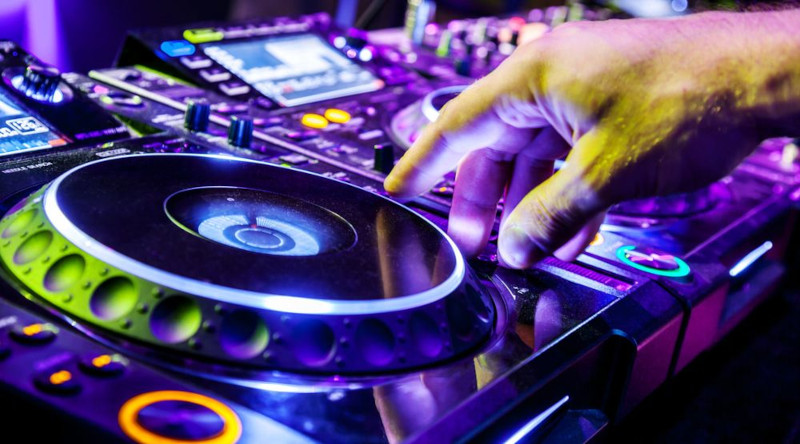 Muzică rave la 30.000 de wați pe platoul Bucegi din Anina 1 muzica rave