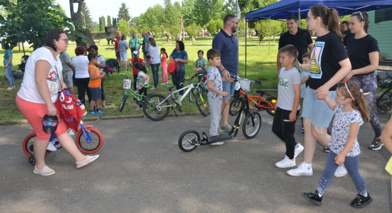 Copiii din Caransebeş şi-au ţinut ziua în Parcul Teiuş 1 ziua copilului 4