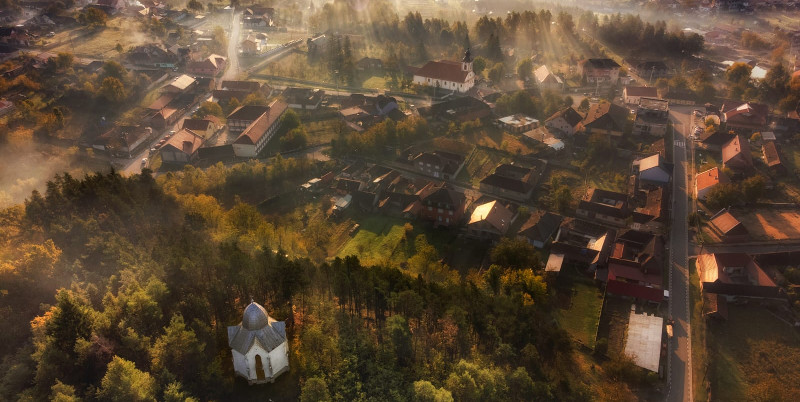 Destinațiile de vis din Terra Romana, adunate în „Rucsacul cu Povestiri de pe Via Transilvanica” 1 Vedere deasupra Carasovei FOTO Alex Robciuc