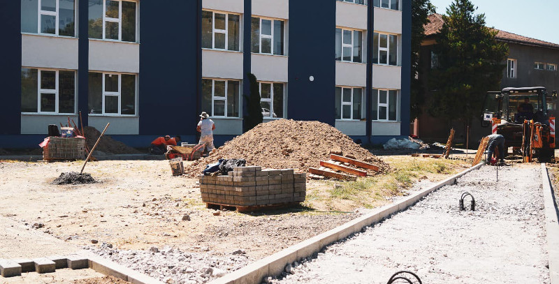 Direcția de Întreținere a Primăriei Reşiţa modernizează zona adiacentă a Liceului Teoretic Traian Vuia 1 alei traian vuia