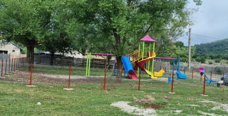 Loc de joacă pentru copiii din cartierul Brădet al Aninei 1 anina parc