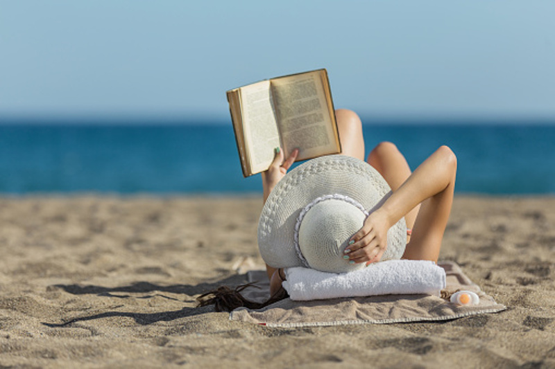 Biblioteca Judeţeană Paul Iorgovici lansează concursul „Ia o carte în vacanţă“ 1 carte pe plaja