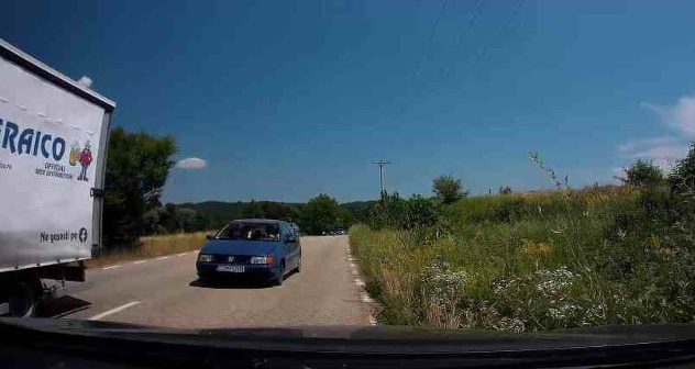 Poliţiştii cărăşeni s-au autosesizat în urma unor imagini din spaţiul public cu o depăşire făcută la limită 1 depasire e1656842727801