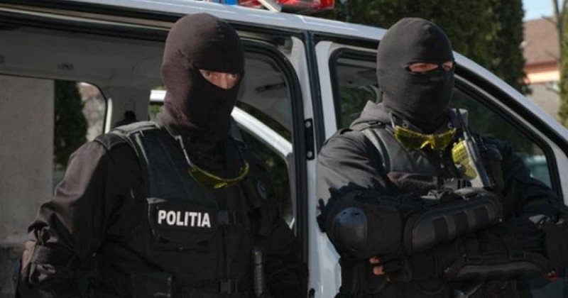 Doi bărbaţi din Caransebeş sunt cercetaţi după ce ar fi introdus ilegal în ţară o armă şi mai multe cartuşe 1 mascati actiuni speciale