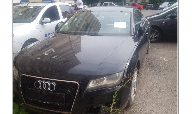 Direcţia Poliţia Locală Reşiţa somează deţinătorul vehiculului marca Audi, parcat pe Bd. Republicii 1 masina