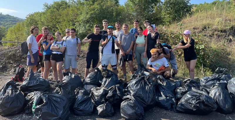 Voluntarii Nevo Parodimos îi invită pe reșițeni să se alăture unei campanii de igienizare a municipiului 1 nevo curateanie