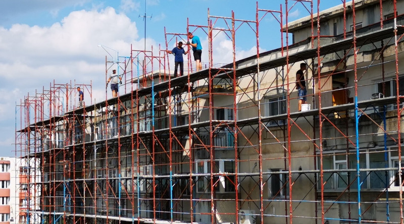 Primăria Reșița a primit din nou undă verde de la Ministerul Dezvoltării 1 schele blocuri
