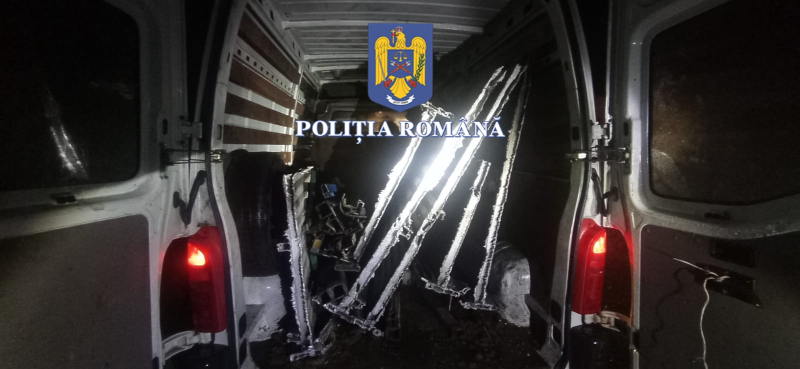 Furt calificat la Berzovia: trei bărbați au sustras bunuri în valoare de peste 16.000 lei 1 politie furt