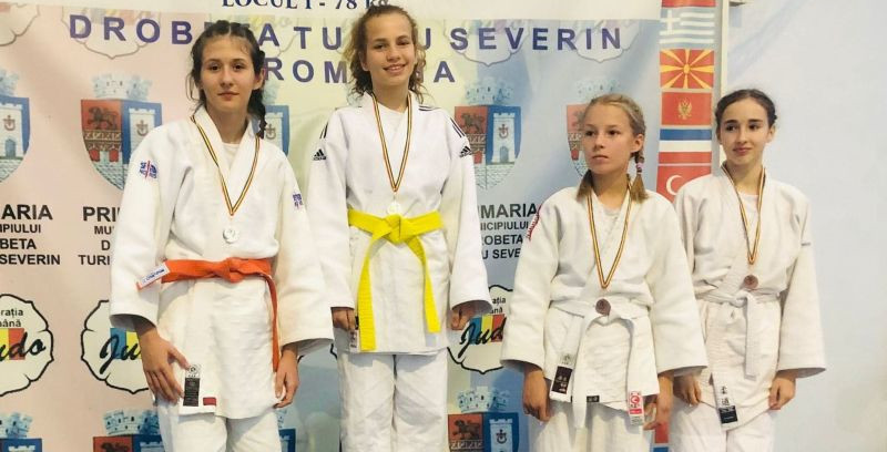 Tinerii judoka din Caransebeş s-au întors de la Turnu Severin cu cinci medalii 1 judo raluca heghedis 2