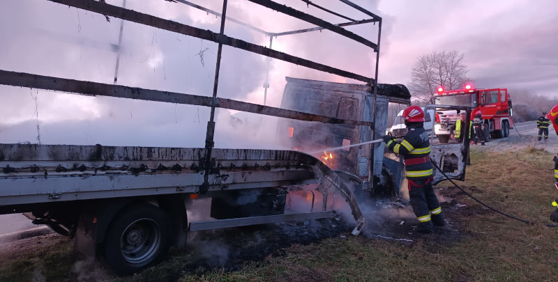 Remorca unui autocamion a fost cuprinsă de flăcări 1 camion in flacari