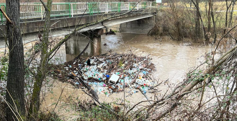 Administrația Parcului Național Cheile Nerei – Beușnița, mai atentă la persoanele care aruncă deșeuri la întâmplare 1 deseuri apa