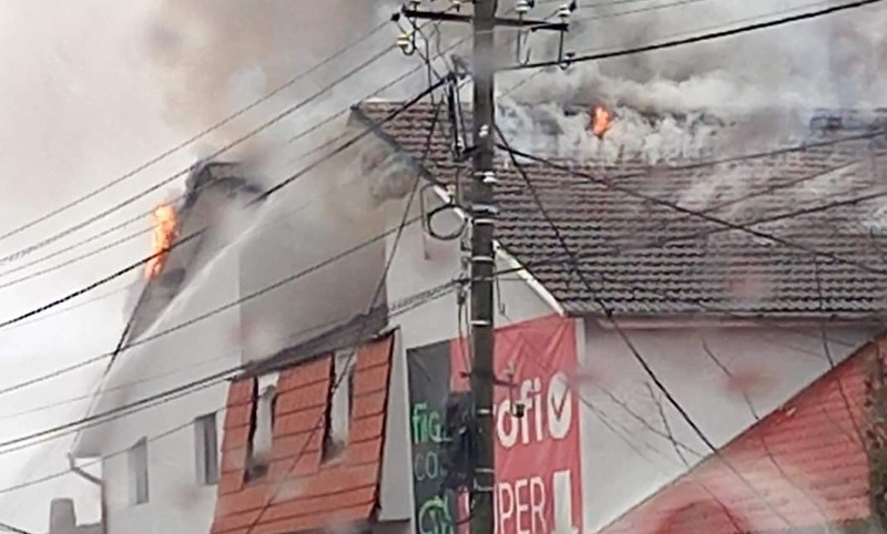 Incendiu la un magazin alimentar din Caransebeş. Două persoane sunt asistate medical 1 inc fb