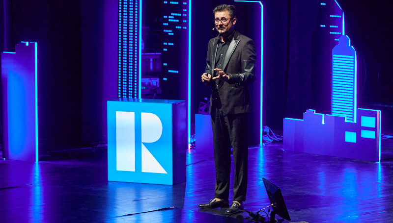 Reșițeanul Cristi Onețiu vine acasă să lanseze programul „YoungPRENEUR" 1 onetiu ok
