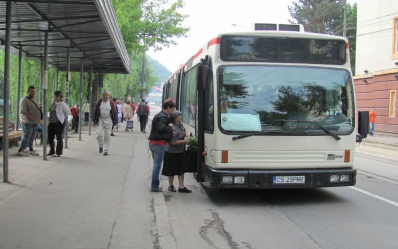 Până la sfârșitul acestui an, Primăria Reșița trebuie să plătească trei milioane de lei către fostul operator de transport 1 autobuz 1