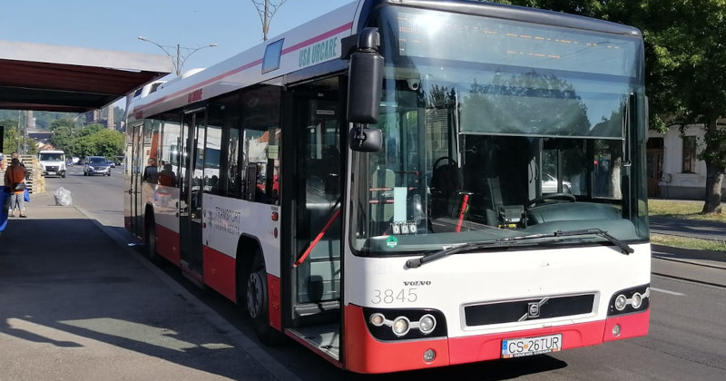 Începând de luni, se schimbă stațiile de autobuz în zona Kaufland din cartierul reșițean Govândari 1 autobuz tur