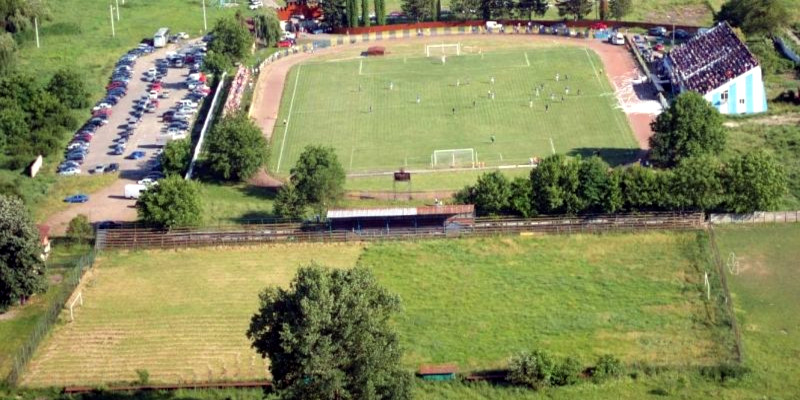 Caromet pune la dispoziţia atleţilor caransebeşeni baza sportivă a societăţii 1 caromet stadion