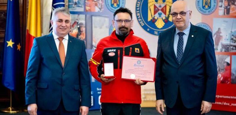 Asociaţia „Câinii de Salvare Gugulania Caransebeş” a primit Emblema de onoare a DSU 1 brecica distinctii 1