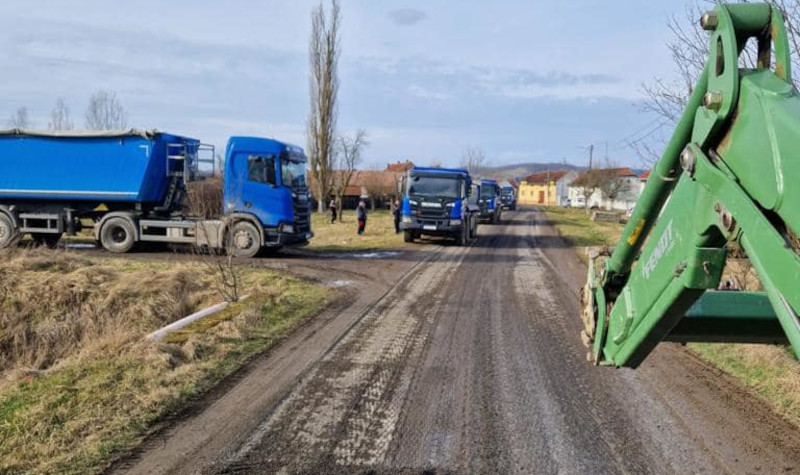 Lucrări de întreţinere pe mai multe tronsoane de drum din Caraș-Severin 1 drumuri