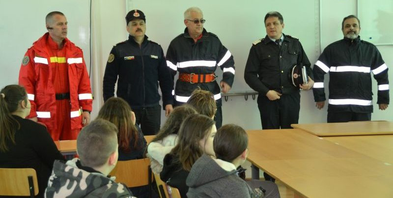 Pompierii, „profesori” la Liceul Tehnologic „Decebal” din Caransebeş 1 exercitii decebal 1