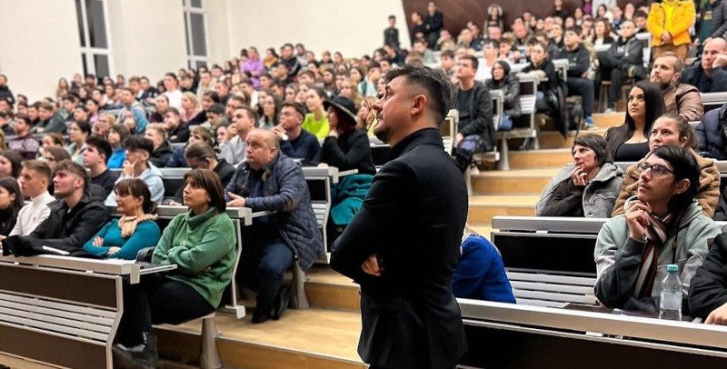 Cristian Onețiu îi invită pe reșițeni să îi susțină la „Pitch Day" pe cei 15 tineri finaliști ai programului educațional gratuit YoungPRENEUR 1 onetiu