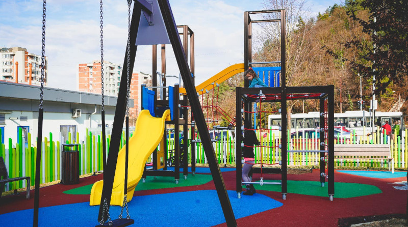 A fost finalizat locul de joacă din zona Valea Domanului 1 parc copii