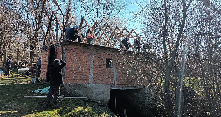 Aproape 150 de voluntari s-au implicat în renovarea morilor de apă din Răcăşdia 1 racasdia acasa