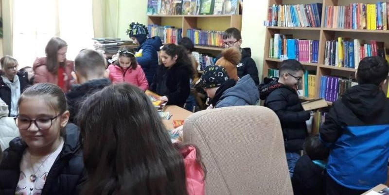 Biblioteca „Mihail Halici”, luată cu asalt de elevii caransebeşeni 1 scoala altfel biblioteca 5